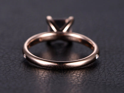 Bague solitaire en or rose 14 carats avec accent de moissanite et pierre précieuse rose taille princesse de 7 mm.