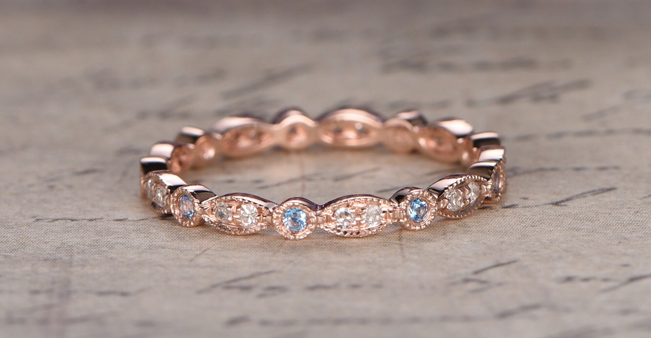 Alliance en topaze bleue, or 14 carats, ornée d'un motif marquise. Idéale pour la Saint-Valentin.
