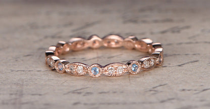 Alliance en topaze bleue, or 14 carats, ornée d'un motif marquise. Idéale pour la Saint-Valentin.