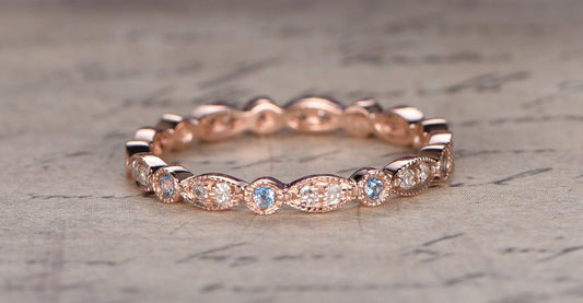 Alliance en topaze bleue, or 14 carats, ornée d'un motif marquise. Idéale pour la Saint-Valentin.