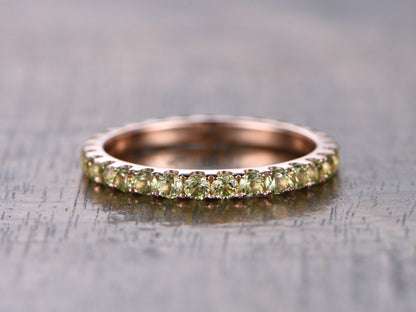 Alliance en or rose 14 carats, bague d'éternité, bague de fiançailles en péridot, bague empilable, bague pavée de péridot, alliance en péridot