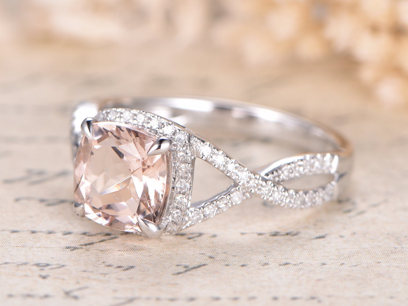 Bague de fiançailles en morganite naturelle, sertie d'un diamant rose taille coussin et sertie d'un halo de diamants naturels. Bijou éthique de la marque SplitShank, créé sur mesure.