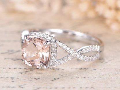 Bague de fiançailles en morganite naturelle, sertie d'un diamant rose taille coussin et sertie d'un halo de diamants naturels. Bijou éthique de la marque SplitShank, créé sur mesure.