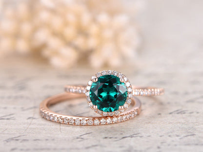 7mm-round-cut-emerald-engagement-ring-set-2pcs-14k-rose-gold-diamond-halo-design-half-eternity-band