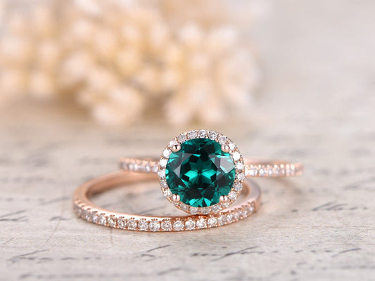 7mm-round-cut-emerald-engagement-ring-set-2pcs-14k-rose-gold-diamond-halo-design-half-eternity-band