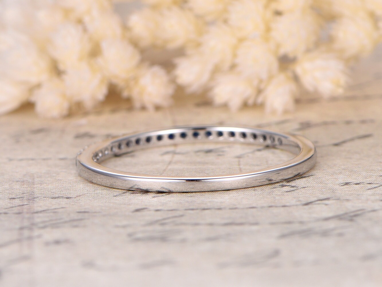 Alliance saphir demi-éternité, bague de fiançailles saphir, alliance pavée saphir, alliance fine en or blanc 14 carats, bague empilable