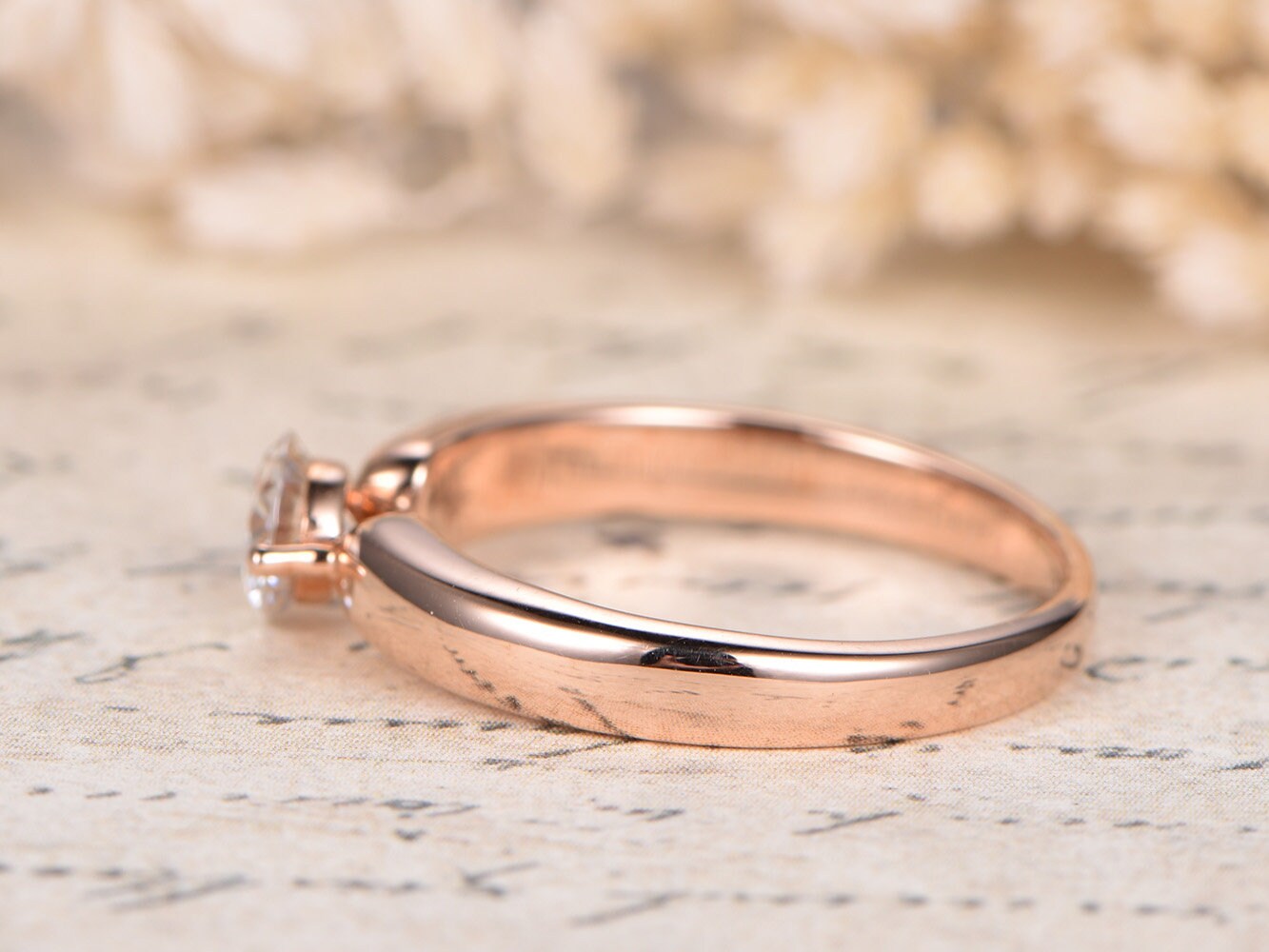 Bague de fiançailles solitaire en moissanite ronde, alliance simple en or rose, bague de promesse pour femme, bague délicate