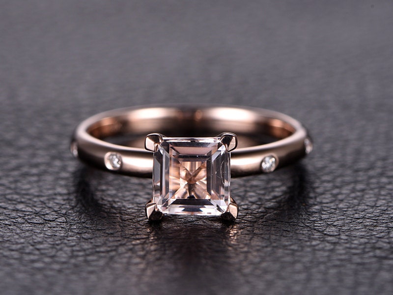 Bague solitaire en or rose 14 carats avec accent de moissanite et pierre précieuse rose taille princesse de 7 mm.