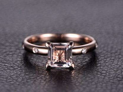 Bague solitaire en or rose 14 carats avec accent de moissanite et pierre précieuse rose taille princesse de 7 mm.