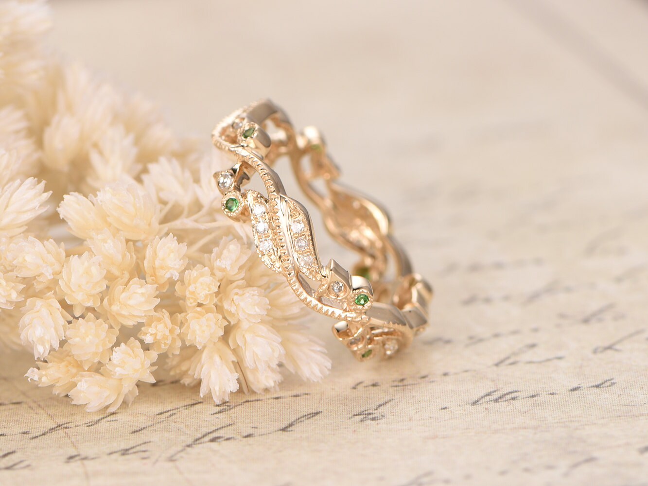 Bague Valentine Tsavorites, Alliance ancienne en or jaune 14 carats sertie de diamants et de tsavorites, motif tourbillon et milgrain, style Art nouveau.