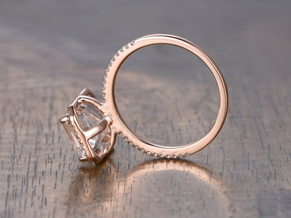 Bague de fiançailles en topaze blanche taille émeraude 8x10 mm, or rose 14 carats, sertie de diamants et ornée d'un halo. Disponible avec topaze bleue et émeraude.