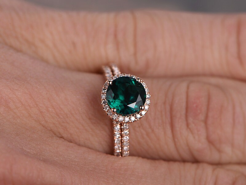7mm-round-cut-emerald-engagement-ring-set-2pcs-14k-rose-gold-diamond-halo-design-half-eternity-band