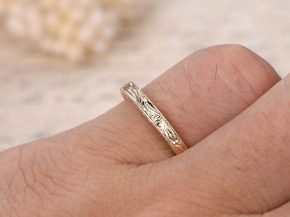 Alliance en or rose 14 carats sculptée, ornée de gravures de feuilles Art nouveau et de volutes. Bague milgrain.