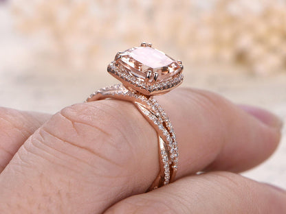 Ensemble de bagues en or rose 14 carats avec morganite, bague de fiançailles, alliance et diamants (2 carats). Bague d'éternité à anneau fendu.