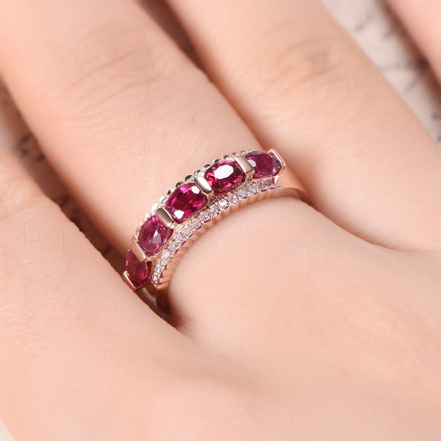 Bague de fiançailles en or rose 14 carats, sertie d'un rubis ovale rouge de synthèse de 3 x 4 mm, serti de diamants et ornée d'un diamant. Bague de mariage à 3 rangs.