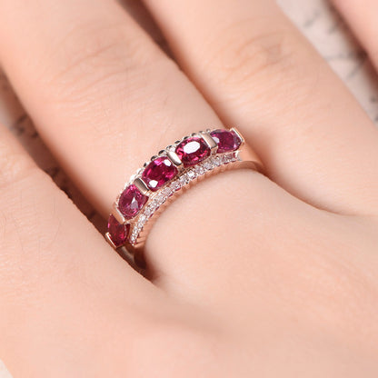 Bague de fiançailles en or rose 14 carats, sertie d'un rubis ovale rouge de synthèse de 3 x 4 mm, serti de diamants et ornée d'un diamant. Bague de mariage à 3 rangs.