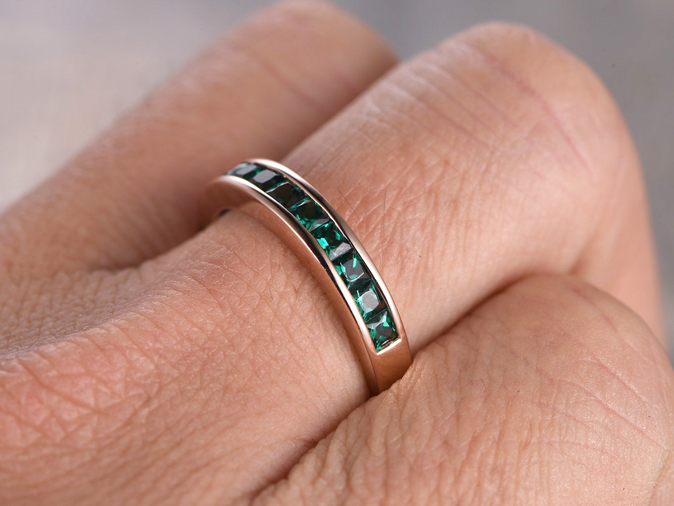Bague de fiançailles émeraude taille princesse en or rose 14 carats, bague émeraude pierre de naissance de mai, bague de fiançailles émeraude sertie Chanel, alliance