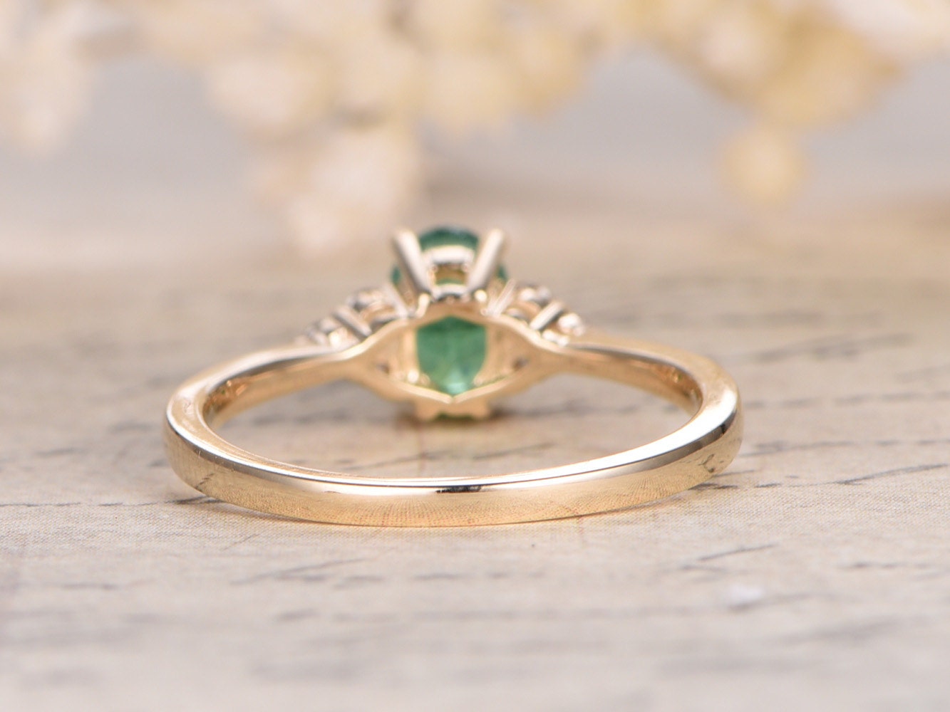 Bague en émeraude, bague en émeraude naturelle, bague en émeraude et diamants sur or jaune 14 carats