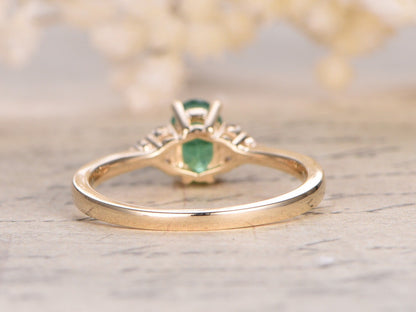 Bague en émeraude, bague en émeraude naturelle, bague en émeraude et diamants sur or jaune 14 carats