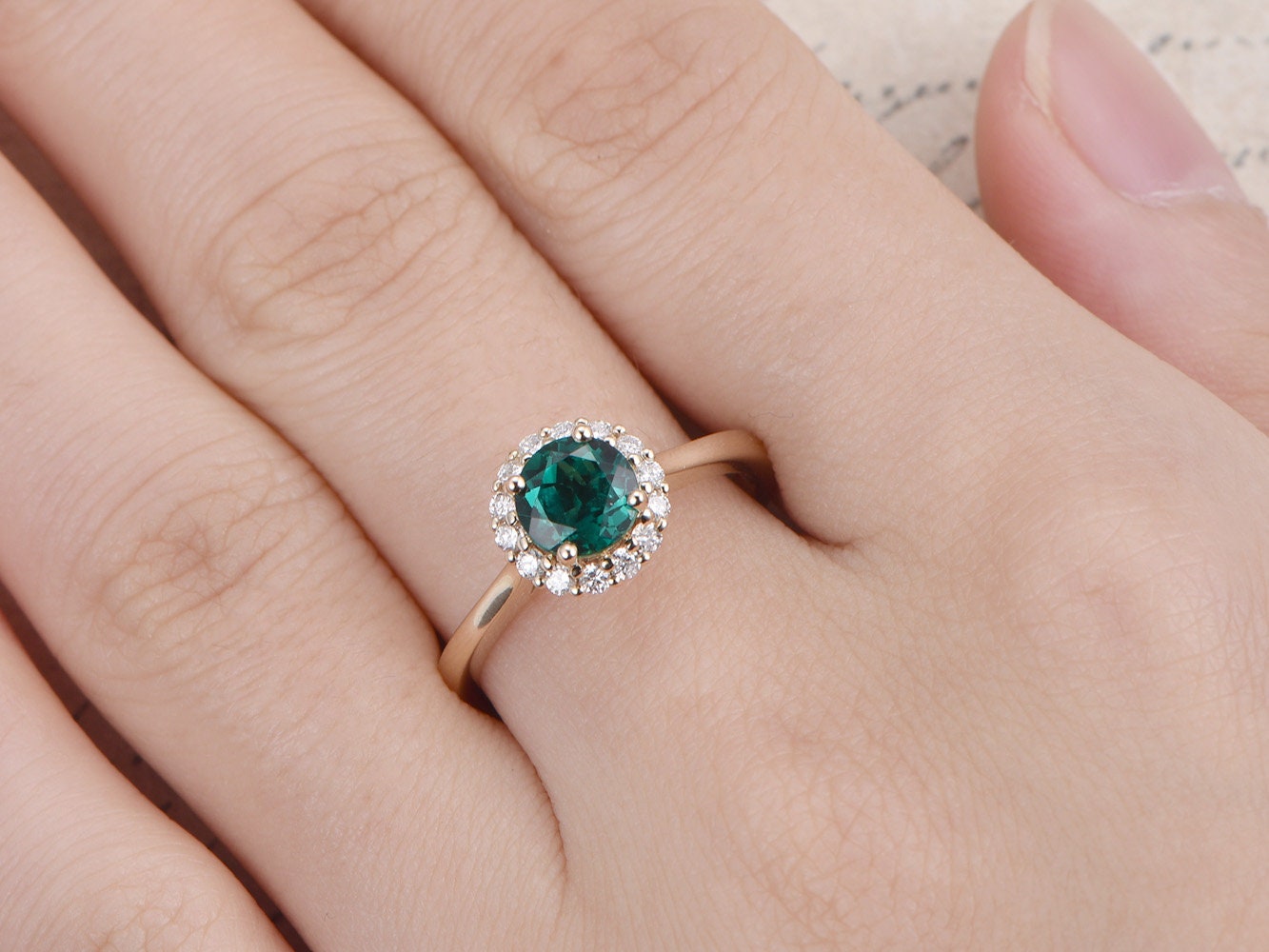 Bague de fiançailles/alliance en or jaune 14 carats avec émeraude traitée en laboratoire, pierre de naissance de mai, émeraude de 6 mm, bague de mariée sertie d'un halo de diamants de 1,5 mm.