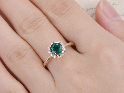Bague de fiançailles/alliance en or jaune 14 carats avec émeraude traitée en laboratoire, pierre de naissance de mai, émeraude de 6 mm, bague de mariée sertie d'un halo de diamants de 1,5 mm.