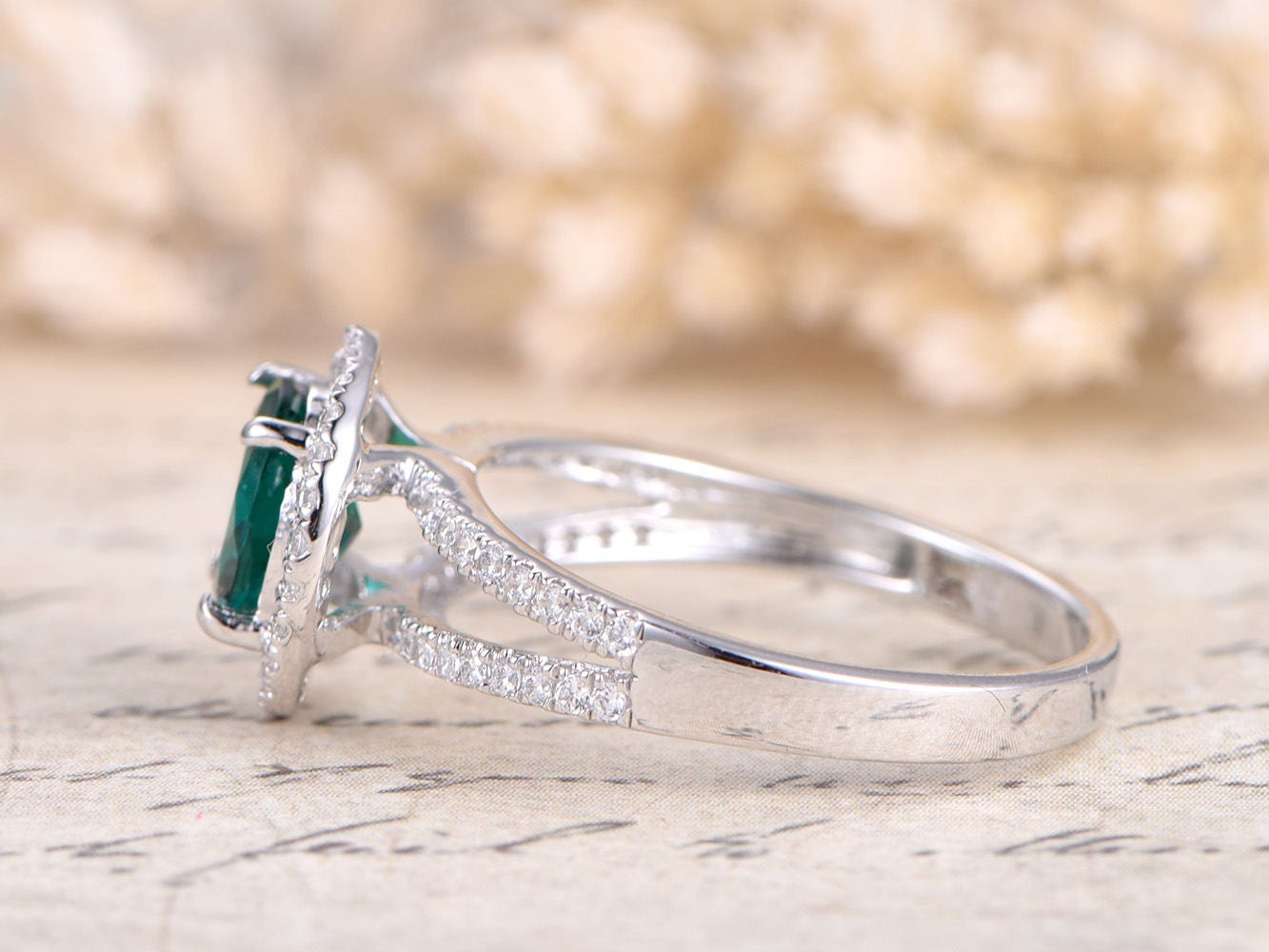 Bague de fiançailles en or blanc 14 carats avec émeraude, sertie de diamants et ornée d'une émeraude ronde de 7 mm. Anneau fendu, style Art déco, bague de promesse. Bagues pour femmes.
