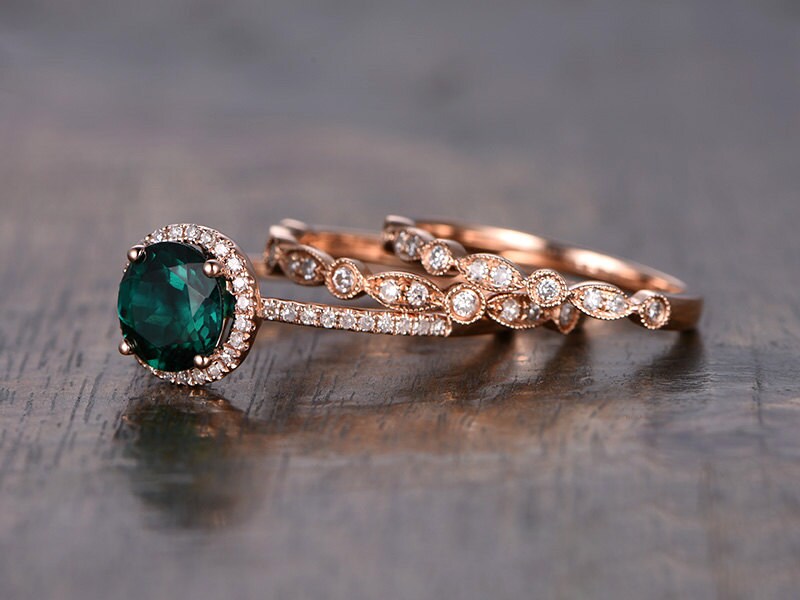 7mm-round-cut-emerald-engagement-ring-set-3pcs-14k-rose-gold-diamond-halo-2-art-deco-bands