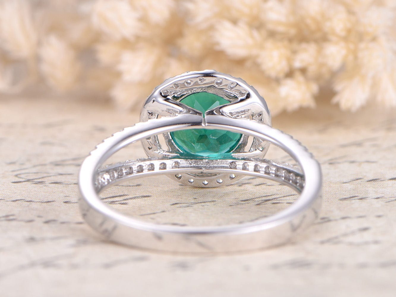 Bague de fiançailles en or blanc 14 carats avec émeraude, sertie de diamants et ornée d'une émeraude ronde de 7 mm. Anneau fendu, style Art déco, bague de promesse. Bagues pour femmes.