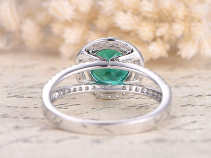 Bague de fiançailles en or blanc 14 carats avec émeraude, sertie de diamants et ornée d'une émeraude ronde de 7 mm. Anneau fendu, style Art déco, bague de promesse. Bagues pour femmes.