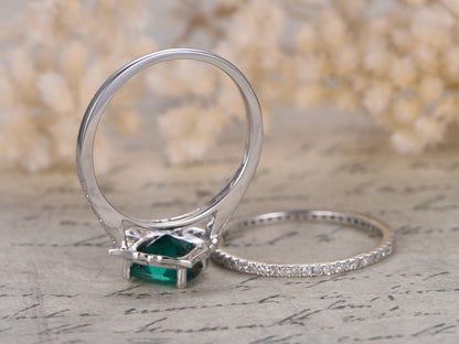 Bague de fiançailles en or blanc 14 carats, ornée d'une émeraude taille coussin et d'une alliance sertie de diamants.