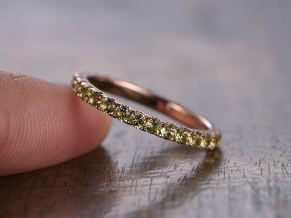 Alliance en or rose 14 carats, bague d'éternité, bague de fiançailles en péridot, bague empilable, bague pavée de péridot, alliance en péridot