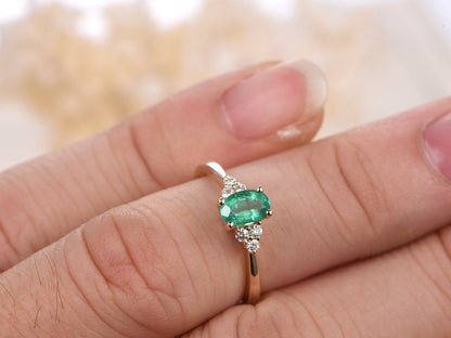 Bague en émeraude, bague en émeraude naturelle, bague en émeraude et diamants sur or jaune 14 carats