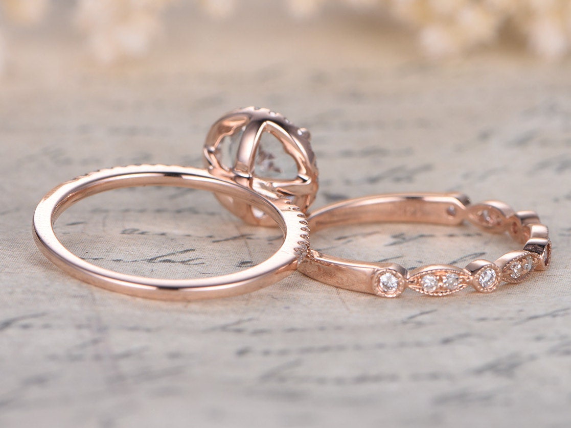 Bague de fiançailles et alliance en or rose 14 carats, demi-alliance, sertie d'une aigue-marine taille ronde de 6,5 mm et de diamants. Style Art déco.