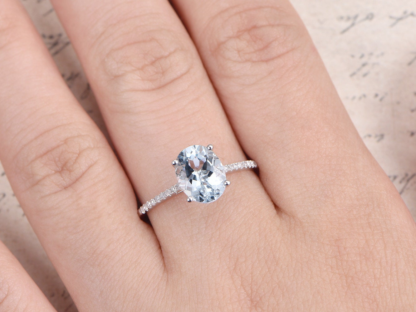 Bague de fiançailles VS en or blanc 14 carats, demi-alliance sertie de diamants, style cathédrale, aigue-marine ovale 7x9 mm.