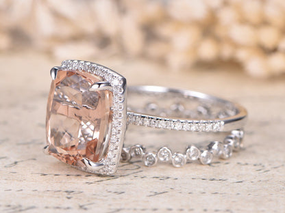 Ensemble de bagues en or rose 14 carats avec morganite, alliance sertie de diamants et halo de diamants. Bague sertie de diamants taille coussin 10x12mm. Ensemble de 2 bagues de fiançailles.