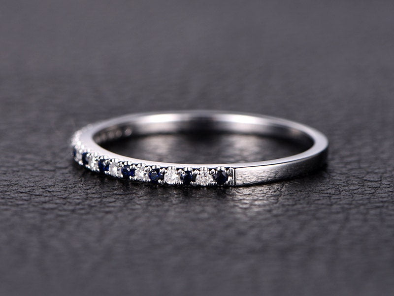 Alliance saphir demi-éternité, bague de fiançailles saphir, alliance pavée saphirs et diamants, alliance diamants en or blanc 14 carats