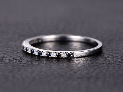 Alliance saphir demi-éternité, bague de fiançailles saphir, alliance pavée saphirs et diamants, alliance diamants en or blanc 14 carats