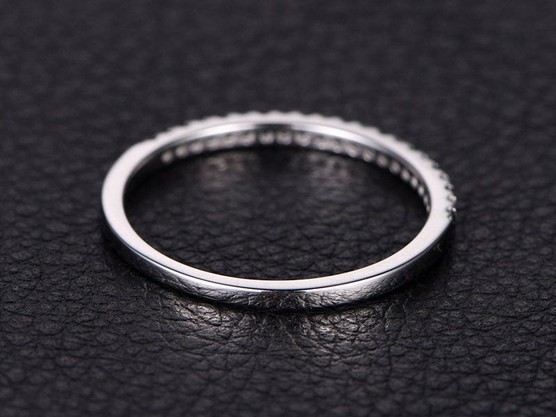 Alliance saphir demi-éternité, bague de fiançailles saphir, alliance pavée saphirs et diamants, alliance diamants en or blanc 14 carats