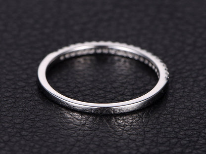 Alliance saphir demi-éternité, bague de fiançailles saphir, alliance pavée saphirs et diamants, alliance diamants en or blanc 14 carats