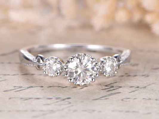 Bague en or blanc 14 carats sertie de moissanite ronde de 5 mm, bague de fiançailles et alliance en moissanite, bague de fiançailles trois pierres, bague femme, bague de mariée