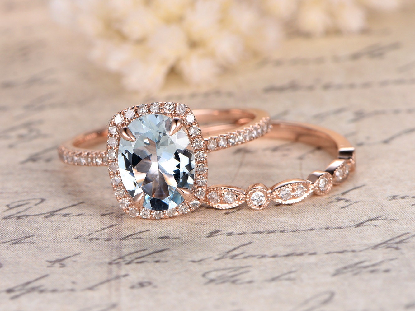 Ensemble parfait ! Bague en or rose 14 carats avec aigue-marine ovale 7x9 mm. Ensemble bague de fiançailles, bague de promesse et bague d'anniversaire.