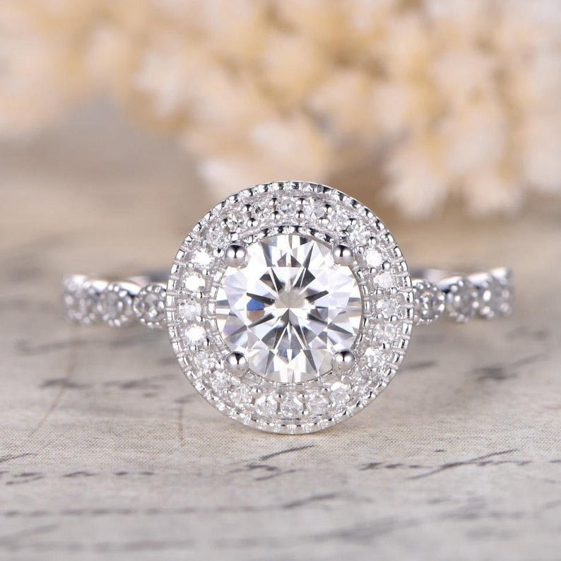 Bague de fiançailles en or blanc 14 carats, sertie d'une moissanite de 6,5 mm. Style vintage Art déco. Alliance en diamants. Bague de mariage ancienne. Bague d'anniversaire.