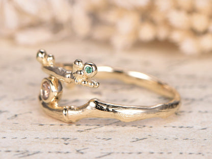 Alliance en or jaune 14 carats, finition brossée, sertie d'un diamant champagne naturel de 3 mm et d'une émeraude sertie clos. Bague de fiançailles classique à motif floral.
