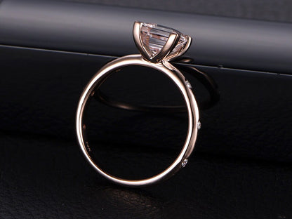 Bague solitaire en or rose 14 carats avec accent de moissanite et pierre précieuse rose taille princesse de 7 mm.
