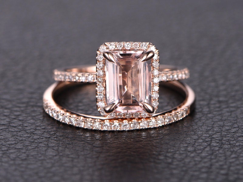 Ensemble de bagues en or rose 14 carats : bague de fiançailles et alliance en morganite taille émeraude (6 x 8 mm) et diamants.