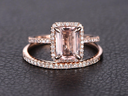 Ensemble de bagues en or rose 14 carats : bague de fiançailles et alliance en morganite taille émeraude (6 x 8 mm) et diamants.