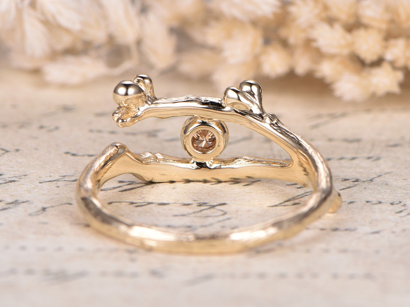 Alliance en or jaune 14 carats, finition brossée, sertie d'un diamant champagne naturel de 3 mm et d'une émeraude sertie clos. Bague de fiançailles classique à motif floral.