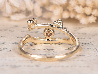 Alliance en or jaune 14 carats, finition brossée, sertie d'un diamant champagne naturel de 3 mm et d'une émeraude sertie clos. Bague de fiançailles classique à motif floral.