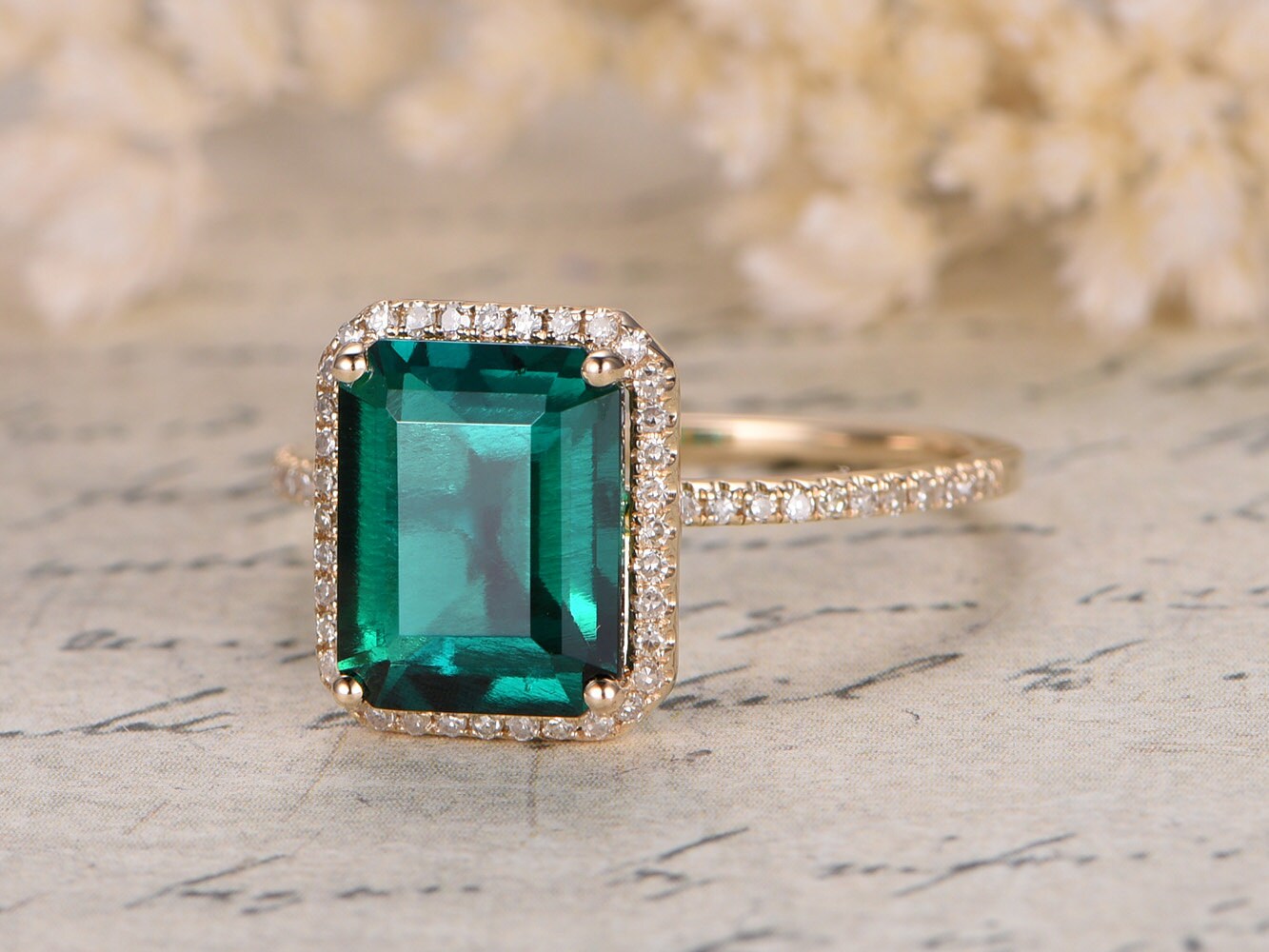 Bague de fiançailles en or jaune 14 carats avec émeraude de 6 x 8 mm, pierre de naissance de mai, sertie d'un halo d'émeraude et de griffes boules.