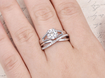 7mm-round-cut-moissanite-engagement-ring-set-2pcs-14k-white-gold-plain-band-split-shank-diamond-twist-band